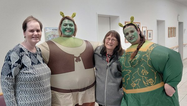 Bewohnerinnen mit kostümierten Mitarbeitern