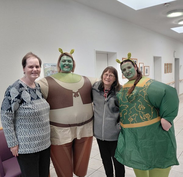 Bewohnerinnen mit kostümierten Mitarbeitern